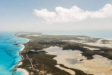 Karibik, Bahamas, Drohnenansicht der Nordostküste von Exuma - DAWF01323