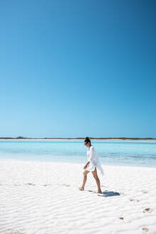 Frau geht auf weißem Sandbank im Meer, Bahamas, Karibik - DAWF01345