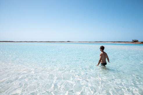 Mann geht ins Meer, Bahamas, Karibik - DAWF01347