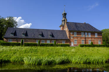 Deutschland, Schleswig-Holstein, Husum, Schloss Husum im Frühling - LBF02989