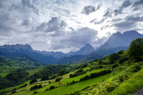 Frankreich, Pyrenees-Atlantiques, Lescun, Blick auf die Wolken über dem Aspe-Tal - LBF02999