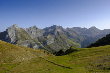 Frankreich, Pyrenees-Atlantiques, Laruns, Aussicht auf das Ossau-Tal im Sommer - LBF03002