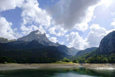 Frankreich, Pyrenees-Atlantiques, Pic du Midi dOssau und Ufer des Lac de Bious-Artigues - LBF03007