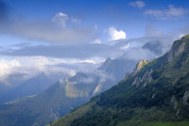 Frankreich, Hautes-Pyrenees, Malerische Berglandschaft zwischen den Pässen Col du Soulor und Col dAubisque - LBF03013