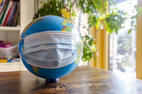 Globe with surgical mask - SARF04514