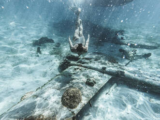 Diving at an underwater plane Bahamas, Exumas - DAWF01372