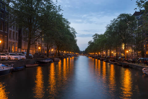 Niederlande, Provinz Nordholland, Amsterdam, Herrengracht, Kanal in der Abenddämmerung beleuchtet, lizenzfreies Stockfoto