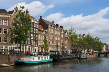 Niederlande, Provinz Nordholland, Amsterdam, Boote auf dem Prinsengracht-Kanal - LBF03015