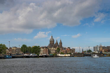 Niederlande, Provinz Nordholland, Amsterdam, St.-Nikolaus-Basilika über die Gracht gesehen - LBF03017
