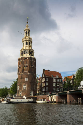 Niederlande, Provinz Nordholland, Amsterdam, Turm Montelbaanstoren auf Oudeschans, lizenzfreies Stockfoto