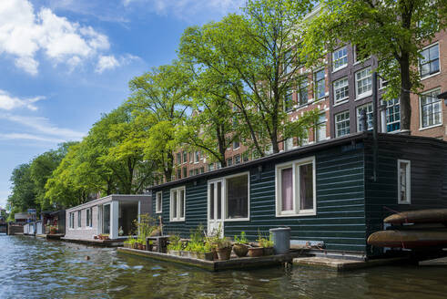 The Netherlands, North Holland Province, Amsterdam, Houseboat with small garden on Prinsengracht canal - LBF03019