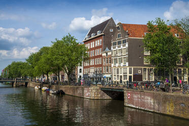 Niederlande, Provinz Nordholland, Amsterdam, Gebäude am Geldersekade-Kanal - LBF03021