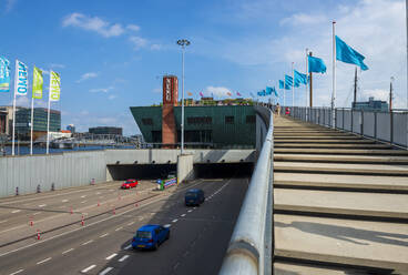 Niederlande, Provinz Nordholland, Amsterdam, Autobahn und Wissenschaftsmuseum NEMO - LBF03024