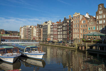 Niederlande, Provinz Nordholland, Amsterdam, Damrak, Ausflugsschiffe und Hafengebäude - LBF03034