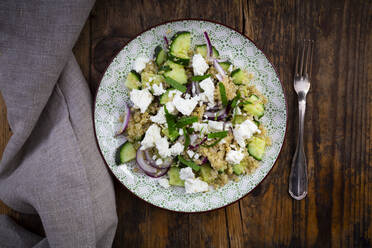 Teller mit vegetarischem Salat mit Gurken, Quinoa, Fetakäse, roten Zwiebeln und Minze - LVF08751