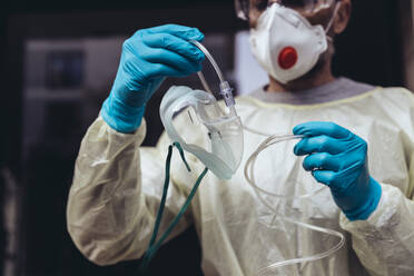Healthcare worker holding respiratory mask for ventilators - MFF05404