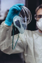 Healthcare worker holding respiratory mask for ventilators - MFF05405