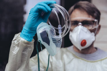 Healthcare worker holding respiratory mask for ventilators - MFF05406