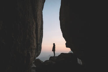 Silhouette von Mann stehend auf Felsen gegen klaren Himmel - EYF03255