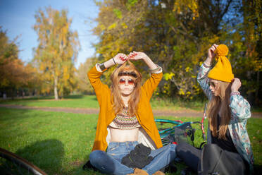 Weibliche Freunde genießen im Park - EYF03257