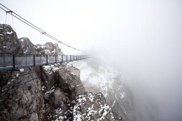 Schmale Fußgängerbrücke gegen Rocky Mountains - EYF03265