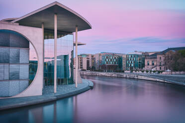 Marie-Elisabeth-Luders-Haus an der Spree gegen den Himmel bei Dämmerung - EYF03279