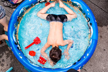 High Angle View Of Shirtless Junge spielt in Kinder Pool - EYF03290