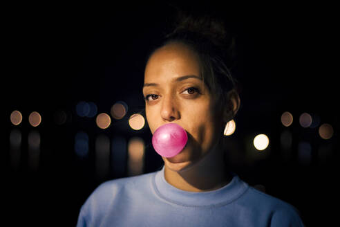 Close-Up Porträt der Frau Blowing Bubble Gum - EYF03371