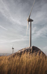 Windturbinen auf dem Feld gegen den Himmel - EYF03480