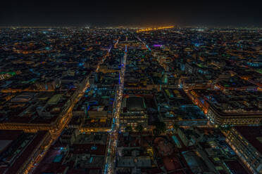 Beleuchtete Stadt gegen den Himmel bei Nacht - EYF03511