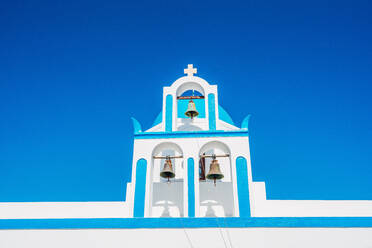 Low Angle View of Cathedral gegen blauen Himmel - EYF03577