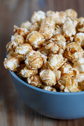 Nahaufnahme von Popcorn in einer Schüssel auf dem Tisch - EYF03587