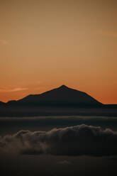 Scenic Ansicht der Silhouette Berg gegen romantischen Himmel bei Sonnenuntergang - EYF03626