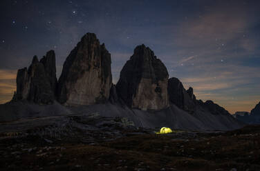 Scenic Ansicht der Berge gegen Himmel bei Nacht - EYF03642