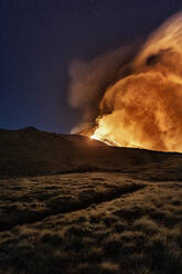 Scenic Ansicht von Lava gegen Himmel bei Nacht - EYF03694