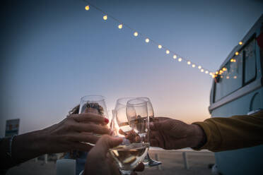 Cropped Hände Toasting Wein im Freien bei Sonnenuntergang - EYF03718