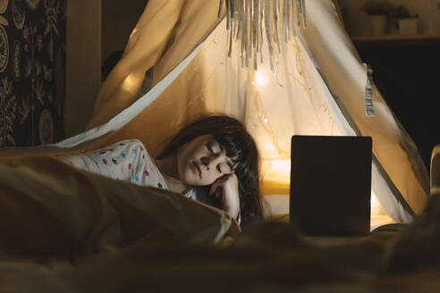 Portrait of girl lying on bed with laptop - ERRF03196