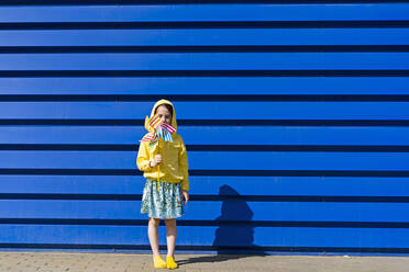 Kleines Mädchen mit Windrädern vor blauem Hintergrund - ERRF03257