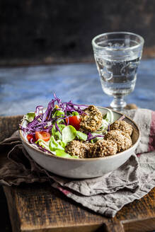 Schüssel mit verzehrfertigem Salat und Spinat-Falafel - SBDF04242