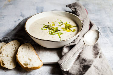 Bowl of cheese soup with bell pepper, leek and minced meat - SBDF04246