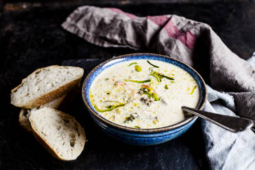 Schüssel Käsesuppe mit Paprika, Lauch und Hackfleisch - SBDF04248