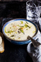 Schüssel Käsesuppe mit Paprika, Lauch und Hackfleisch - SBDF04249