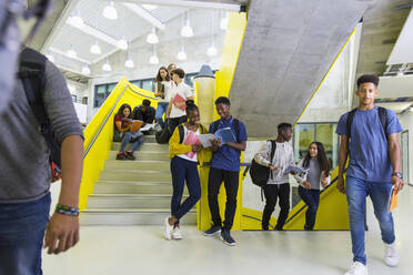 Schüler der Junior High hängen auf der Treppe herum - CAIF25708