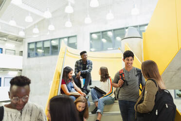 Oberstufenschüler im Gespräch auf der Treppe - CAIF25712