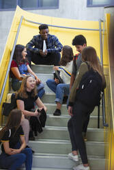 Schüler der Junior High hängen auf der Treppe herum - CAIF25721