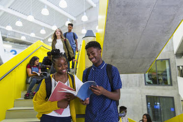 Oberstufenschüler lernen im Treppenhaus - CAIF25727