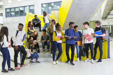 Schüler der Junior High hängen auf der Treppe herum - CAIF25730