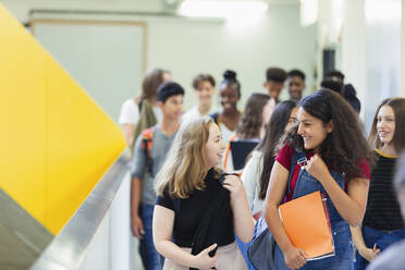 Schülerinnen der Junior High gehen im Korridor - CAIF25739