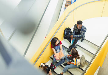 Oberstufenschüler unterhalten sich auf der Treppe - CAIF25744