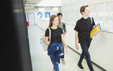 Schüler der Junior High gehen im Korridor - CAIF25745